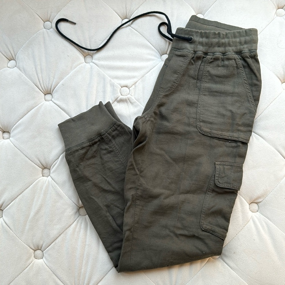 Aritzia community cargo joggers size xxs olive green